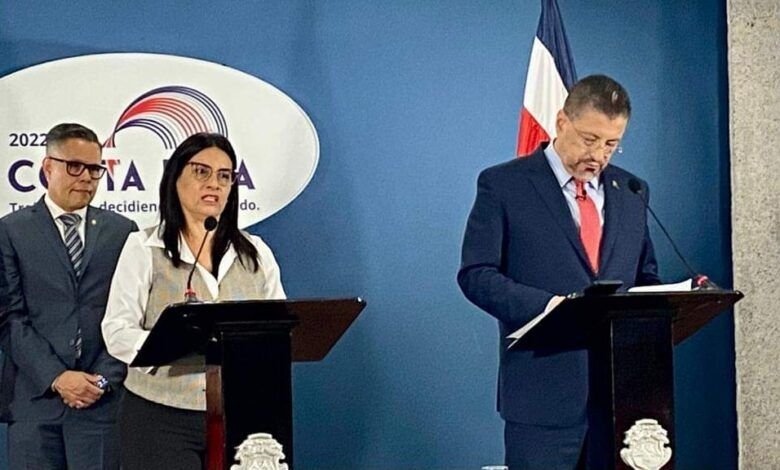 Martha Eugenia Esquivel Presidente de la CCSS y el Presidente Rodrigo Cháves