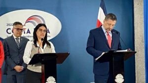 Martha Eugenia Esquivel Presidente de la CCSS y el Presidente Rodrigo Cháves