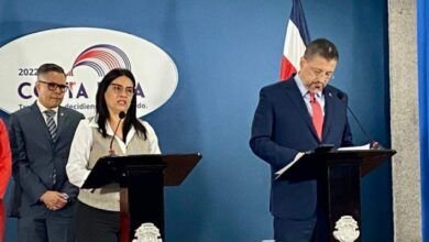 Martha Eugenia Esquivel Presidente de la CCSS y el Presidente Rodrigo Cháves